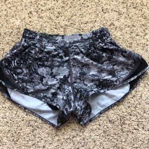 lululemon hotty hot shorts 2.5